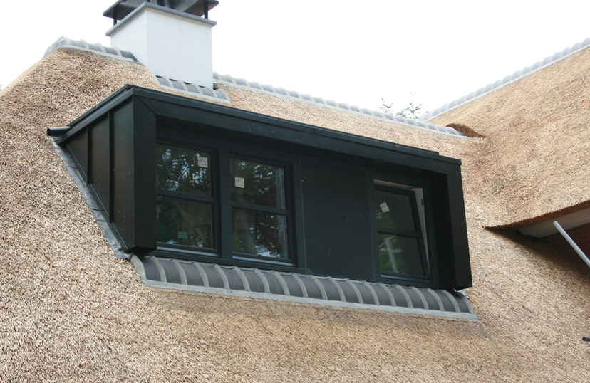 Zwarte dakkapel op dak